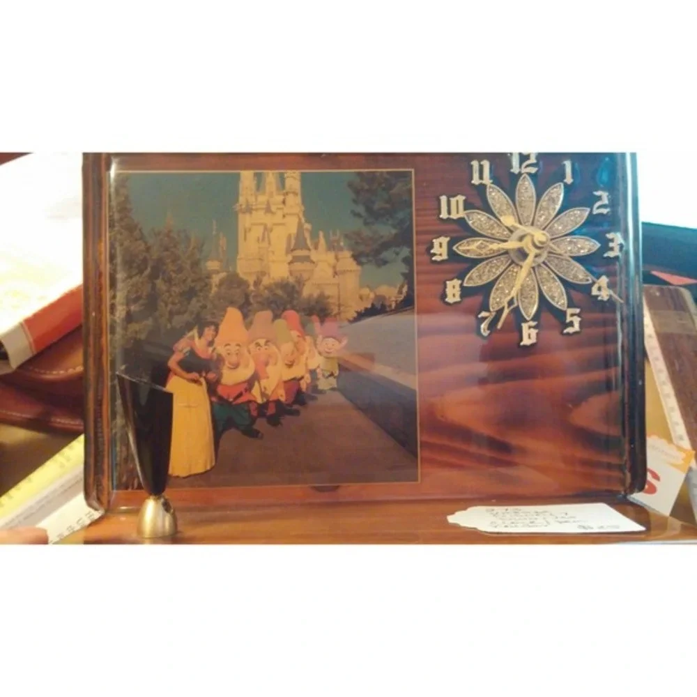 Hand‎ crafted vintage cedar desk clock/pen holder